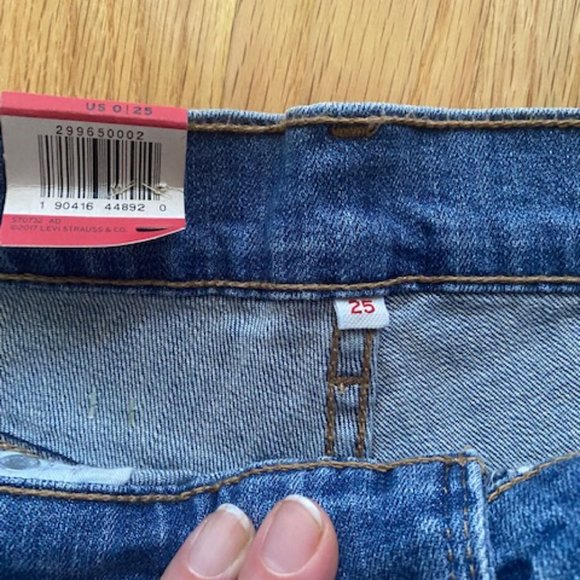 NWT Levi's Jean Shorts - Picture 3 of 5